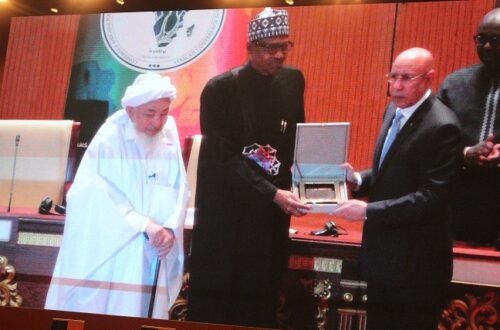 Article : Conférence africaine pour la paix : Ghazouani remet le Prix de la Paix au Président Buhari du Nigéria